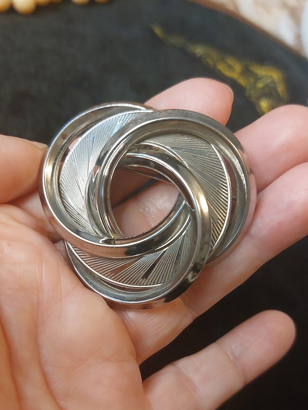 💚3/$25 Vintage Silver Tone Interlocking Swirl Knot Wreath Brooch Pin